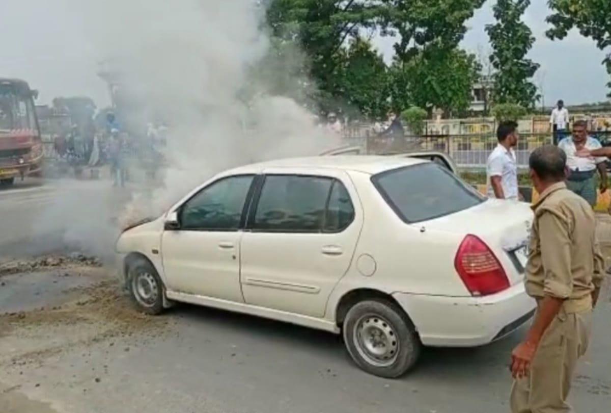 Massive Fire on moving car in Kushinagar