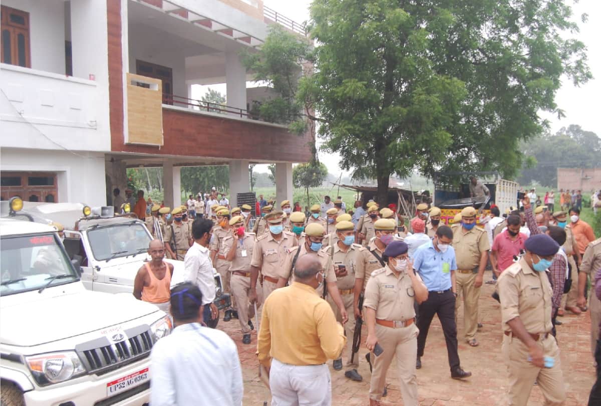 Property attached to District Panchayat President Rampravesh in Deoria news update