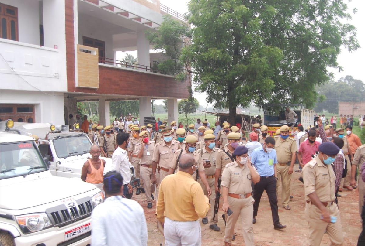 Property attached to District Panchayat President Rampravesh in Deoria news update
