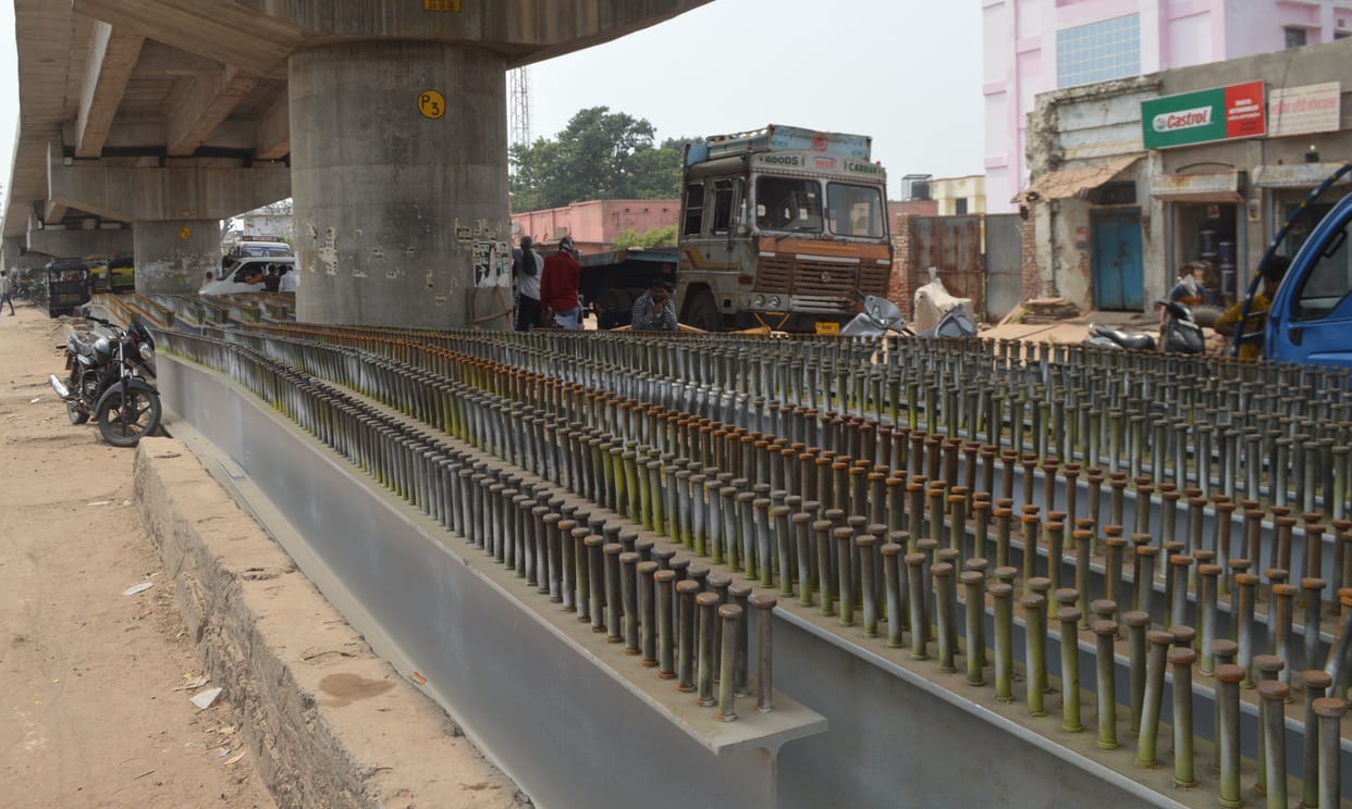 Hathras: The beginning of connecting the guards on the above bridge will start soon