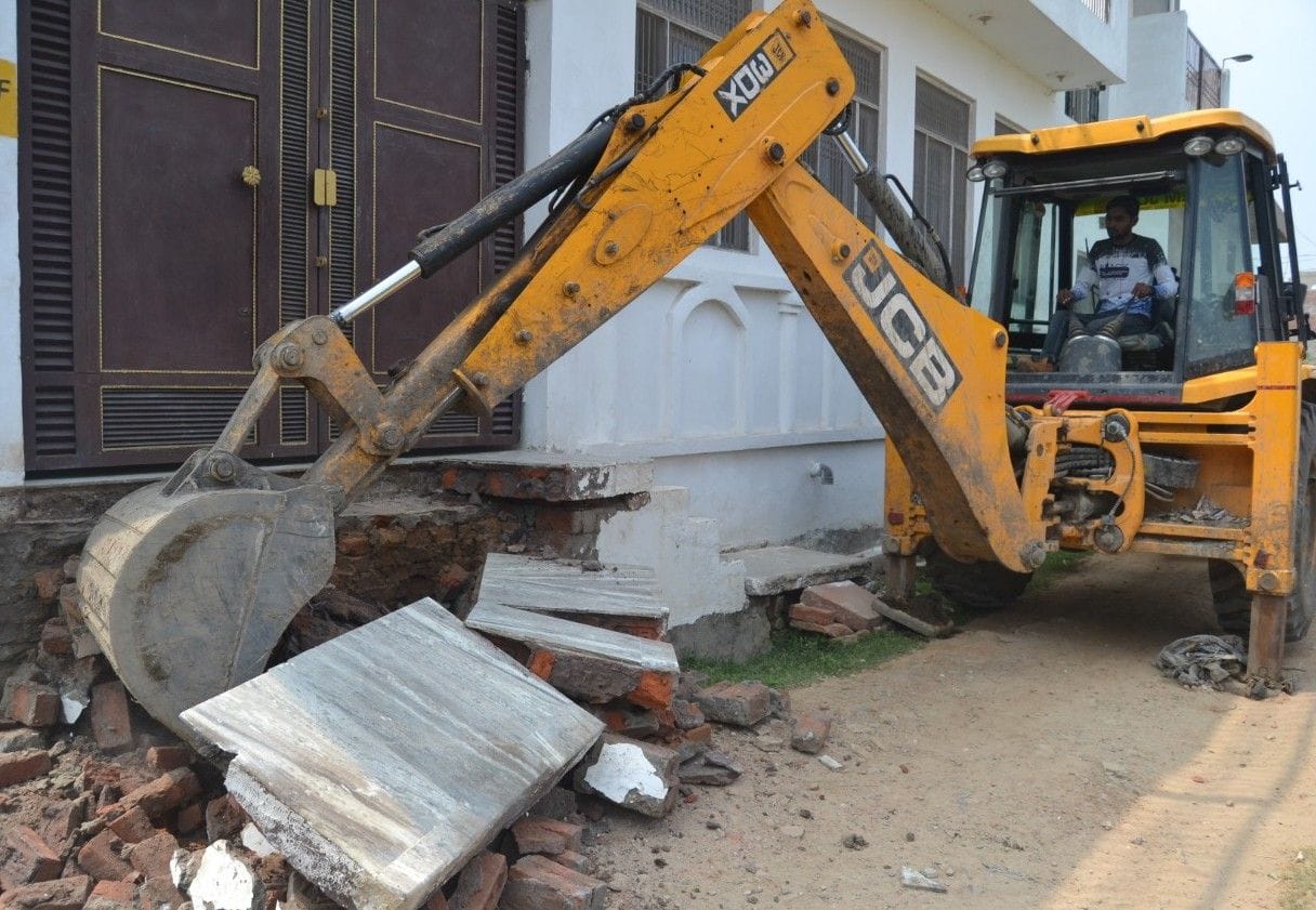 Hathras: JCB demolished encroachment in Navipur Kalan