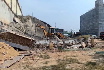 Ateeq Ahmed News: Bulldozer on Atik's cold storage went on the second day as well