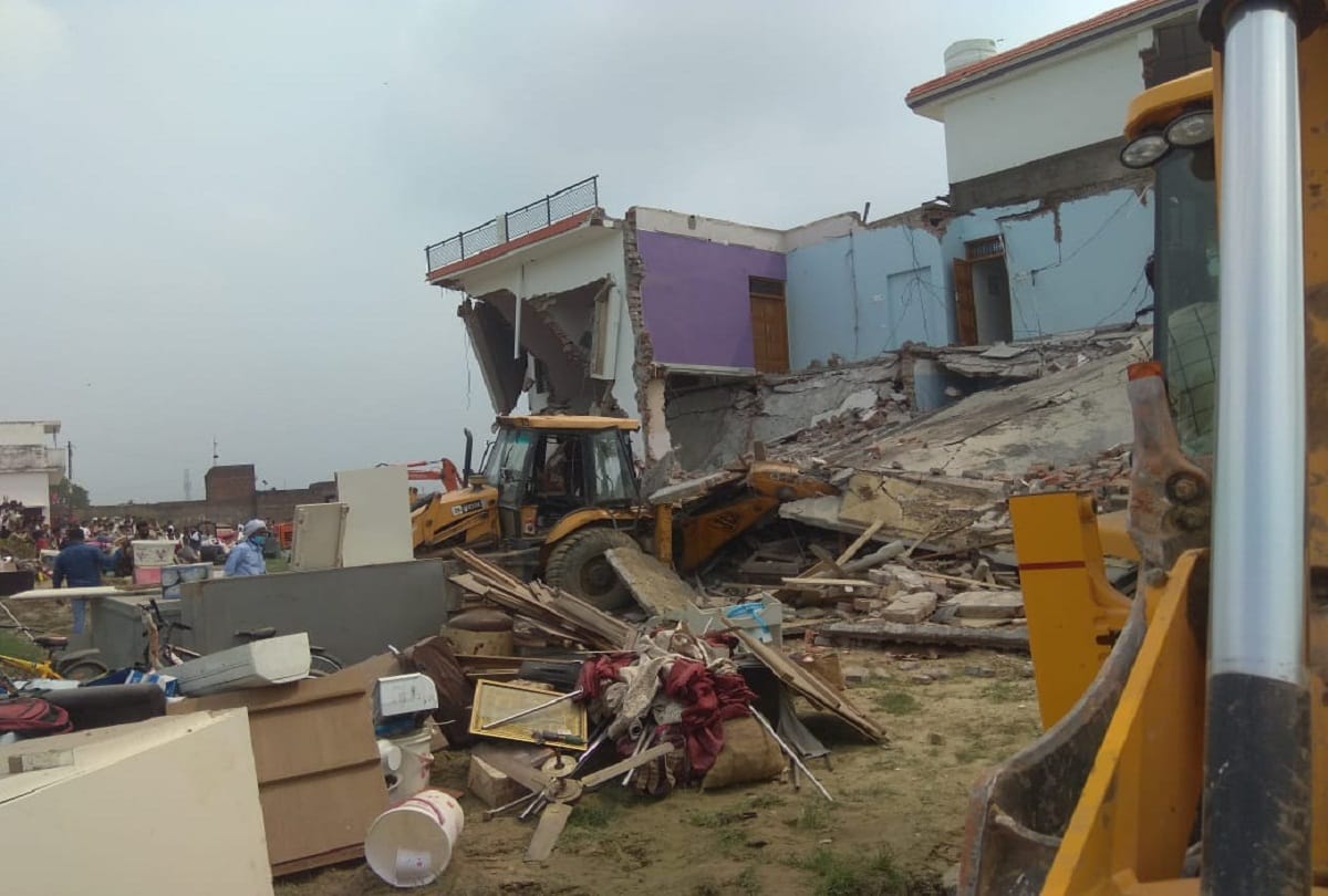 Ateeq Ahmed news: prayagraj police demolished bunglow of ateeq close run bulldozers allahabad
