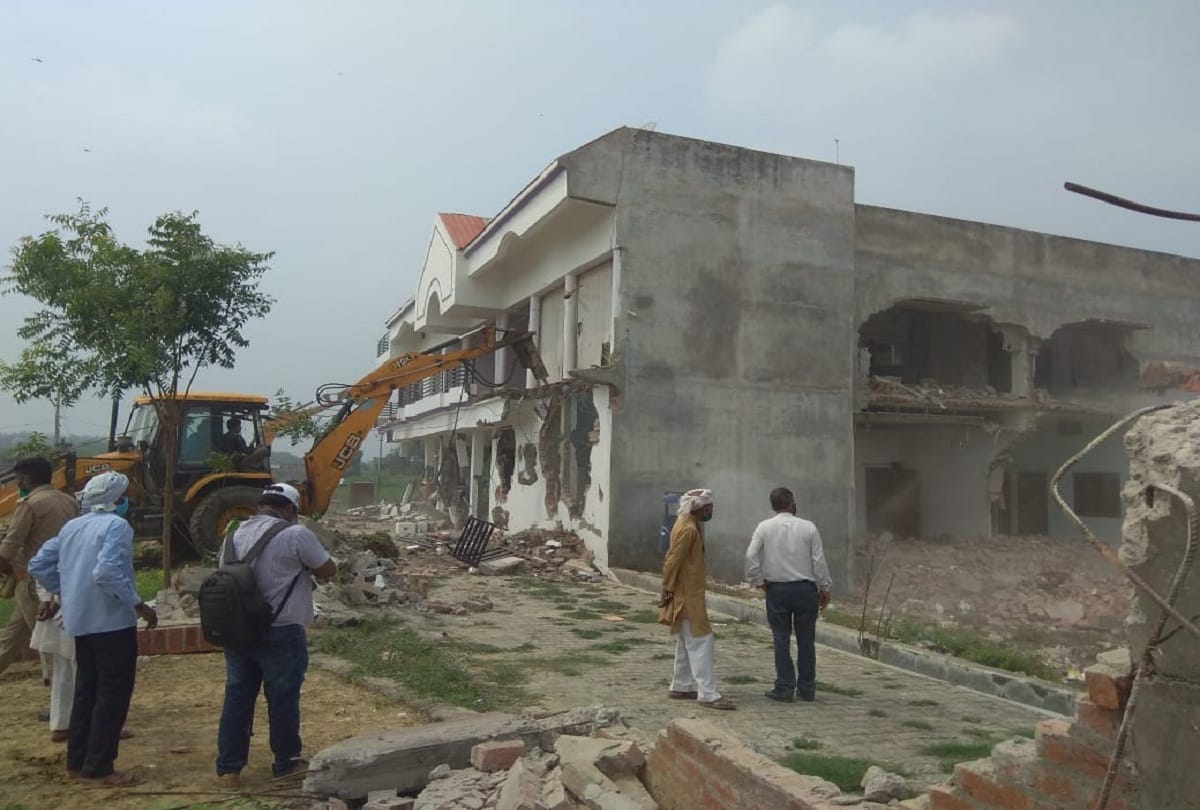 Ateeq Ahmed news: prayagraj police demolished bunglow of ateeq close run bulldozers allahabad