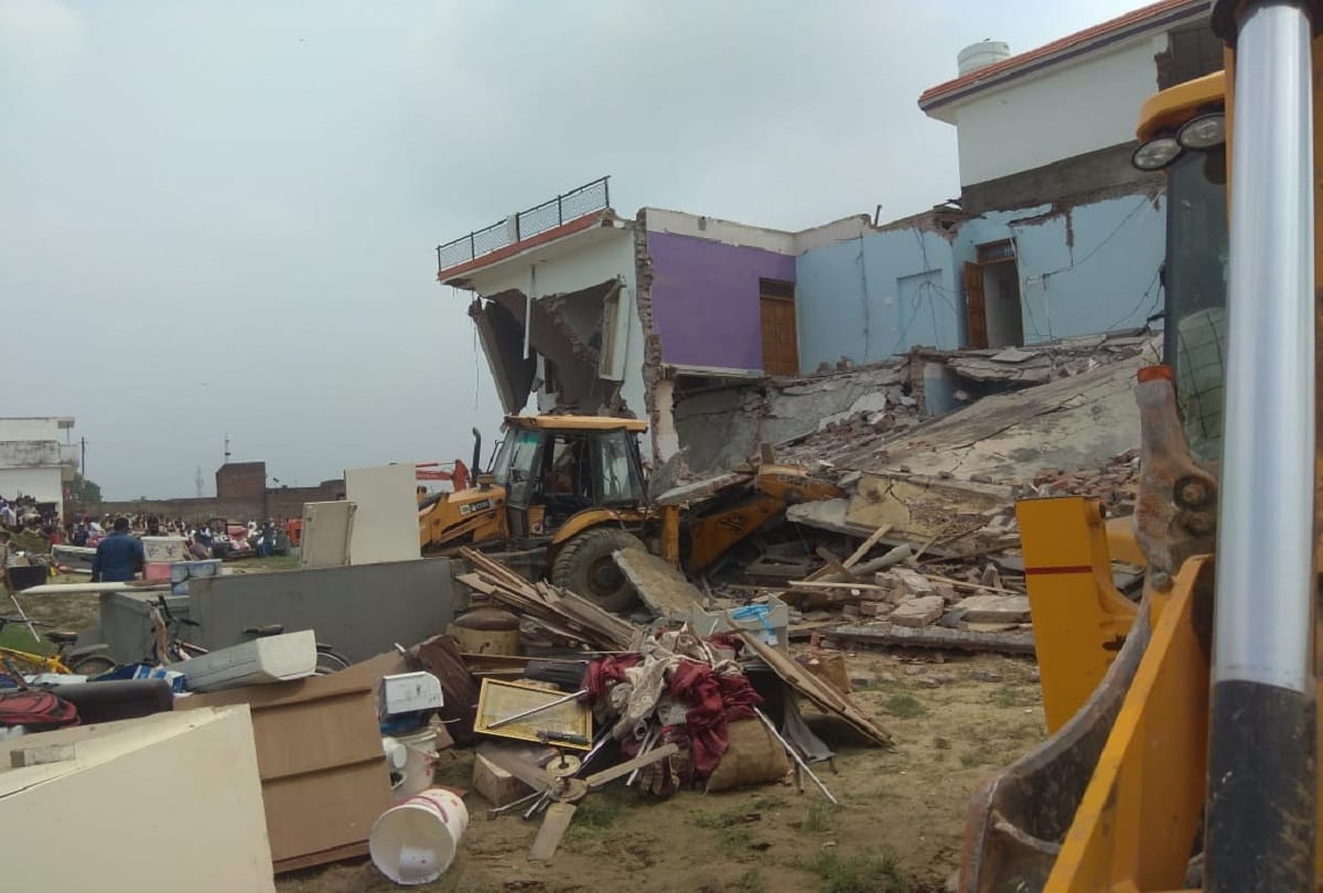 Ateeq Ahmed news: prayagraj police demolished bunglow of ateeq close run bulldozers allahabad