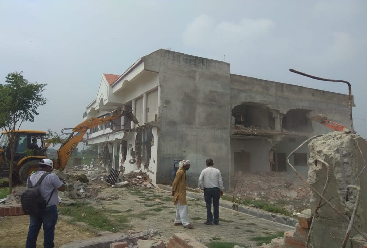 Ateeq Ahmed news: prayagraj police demolished bunglow of ateeq close run bulldozers allahabad