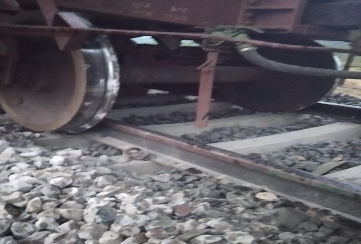 Ballast laden wagon derailed near Phaphamau