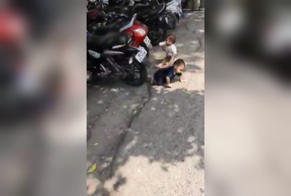 Delhi father depressed from job loss left his twins on road police handed them to mother after many hours