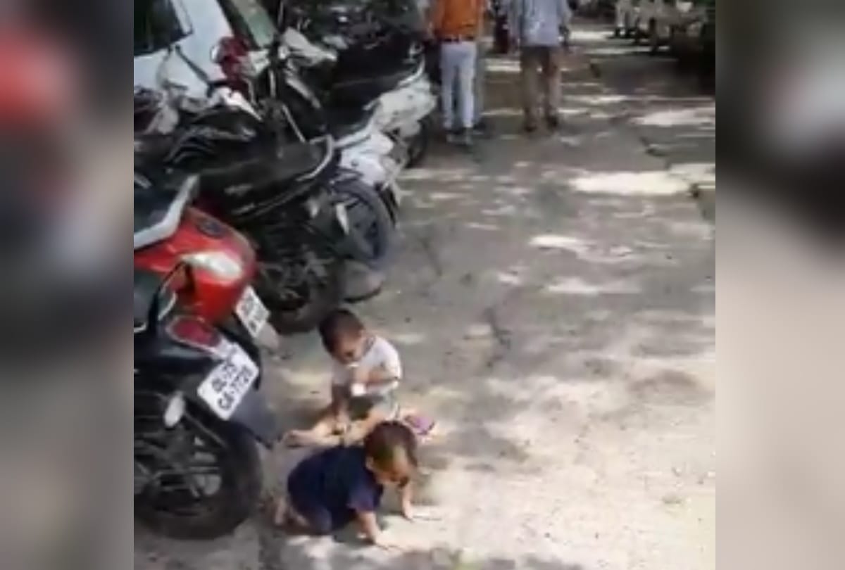 Delhi father depressed from job loss left his twins on road police handed them to mother after many hours