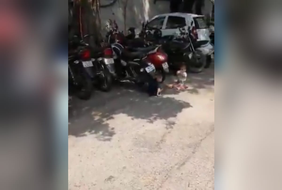 Delhi father depressed from job loss left his twins on road police handed them to mother after many hours