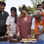 केक काटकर जश्न मनाते युवी के पिता योगराज सिंह, उनकी पत्नी हेजल और परिवार के लोग।