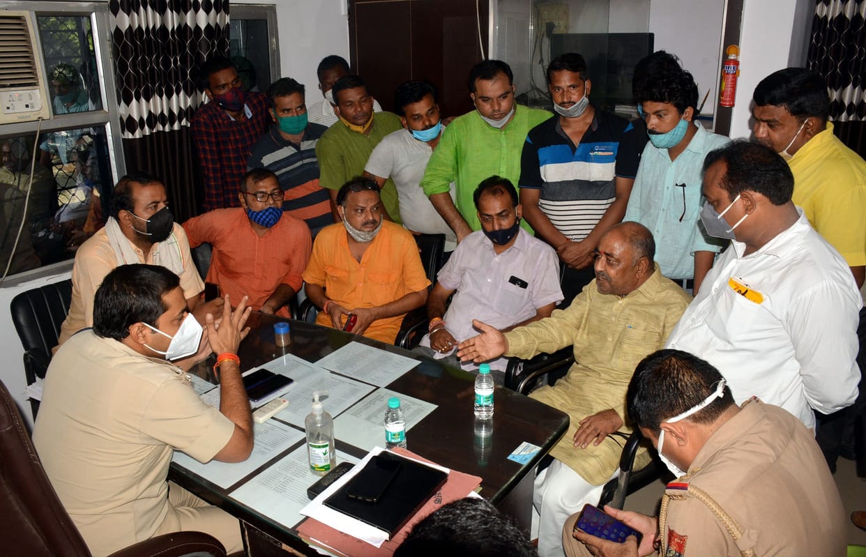 BJP Workers created ruckus against Challan