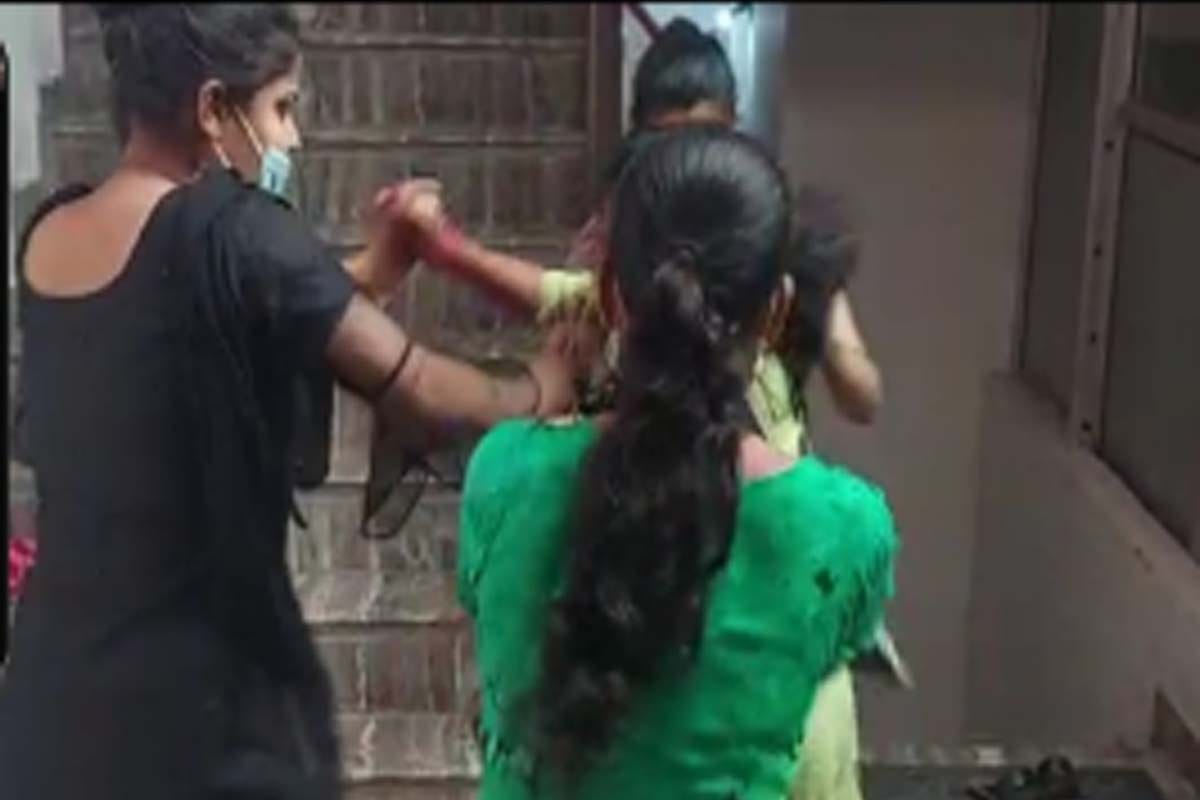 wife caught her husband red handed with his girlfriend in hotel in Bijnor