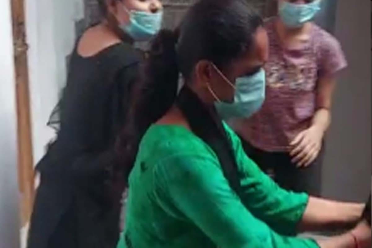 wife caught her husband red handed with his girlfriend in hotel in Bijnor