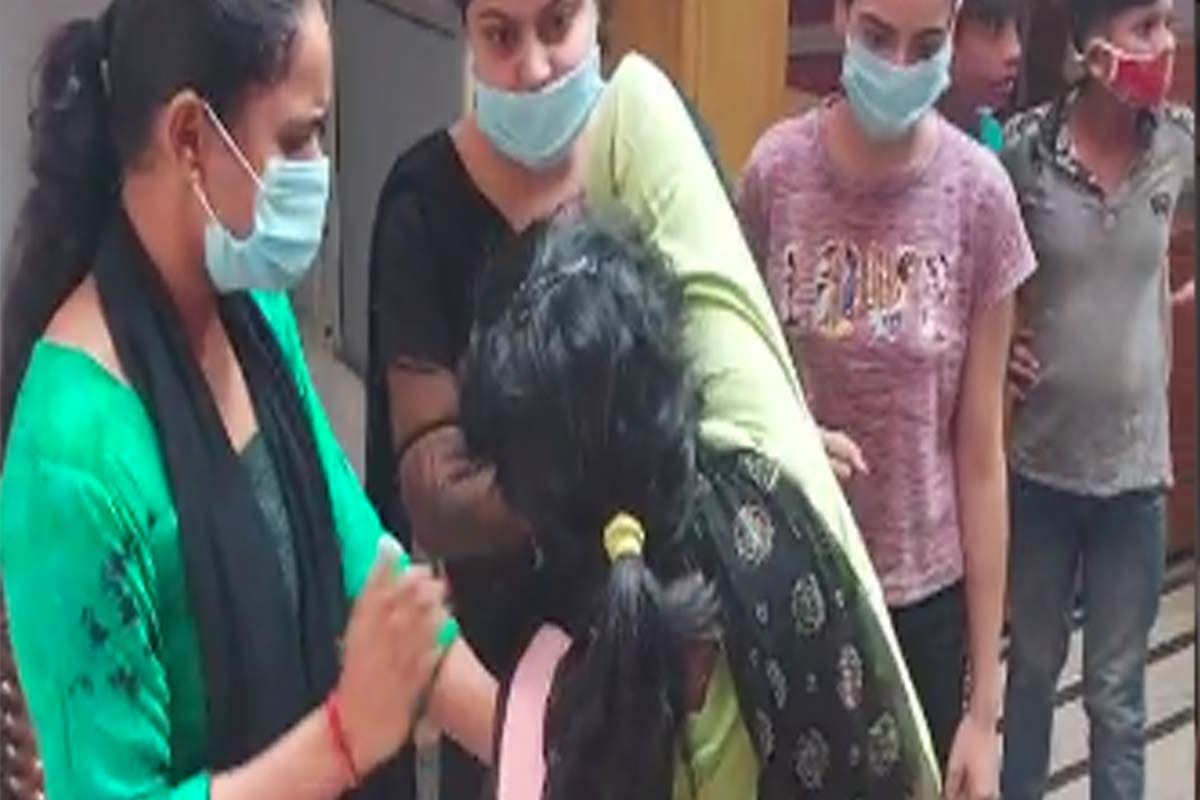 wife caught her husband red handed with his girlfriend in hotel in Bijnor