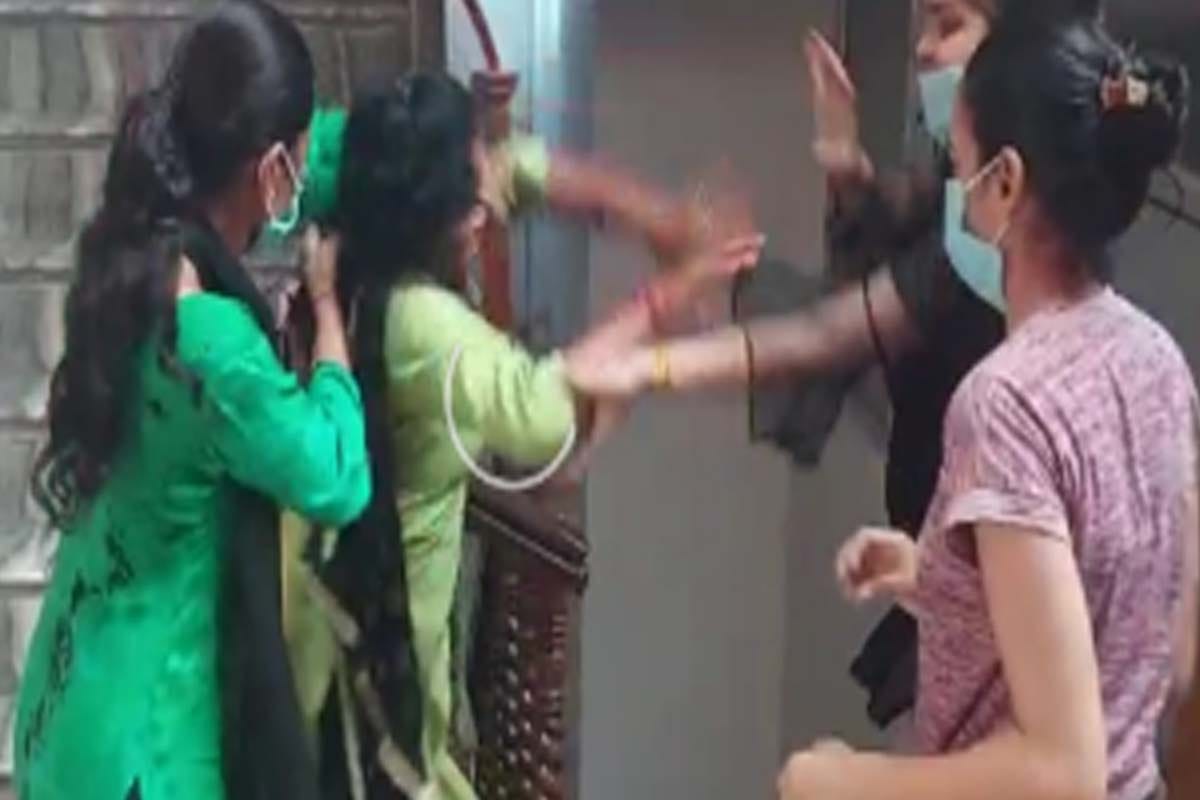 wife caught her husband red handed with his girlfriend in hotel in Bijnor