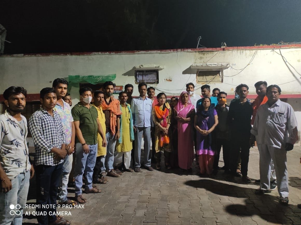 Hathras: Young men and women of different communities caught, VHP reached the police station, BJP leaders