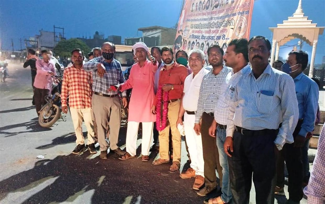 Hathras: Flowers left in the hands of teachers to welcome the Minister of Basic Education, returned disappointed