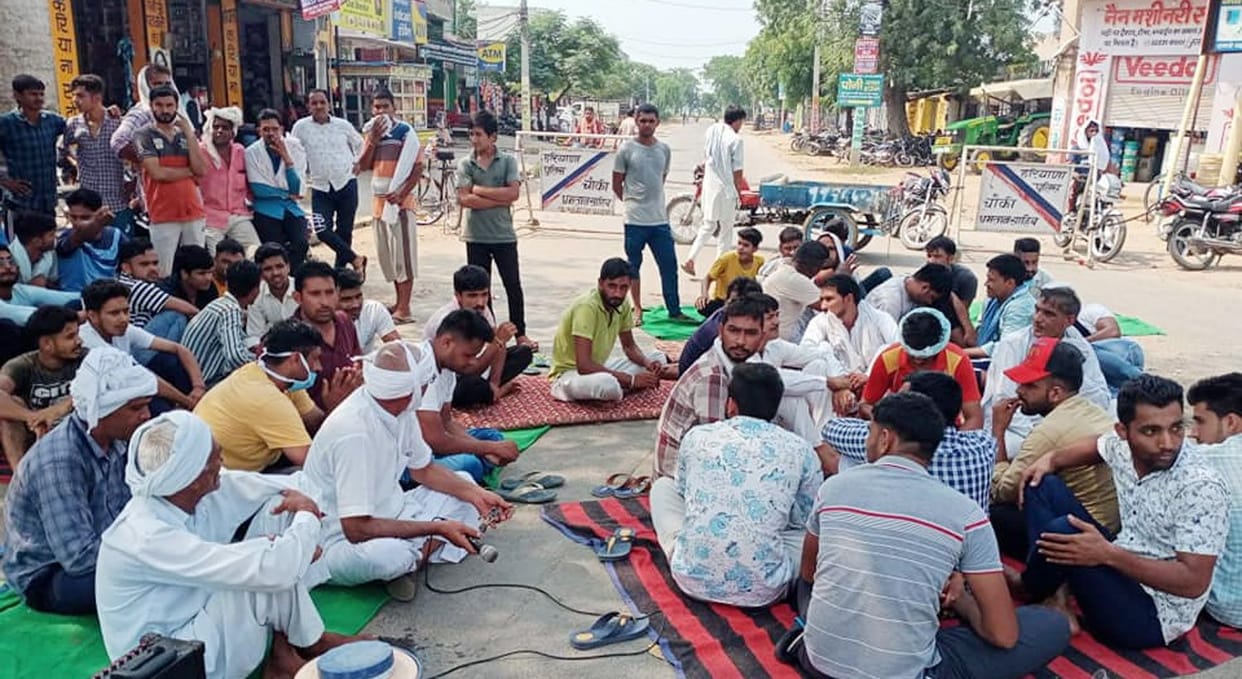 Farmers and jobbers opposed the Agriculture Bill by blocking the road
