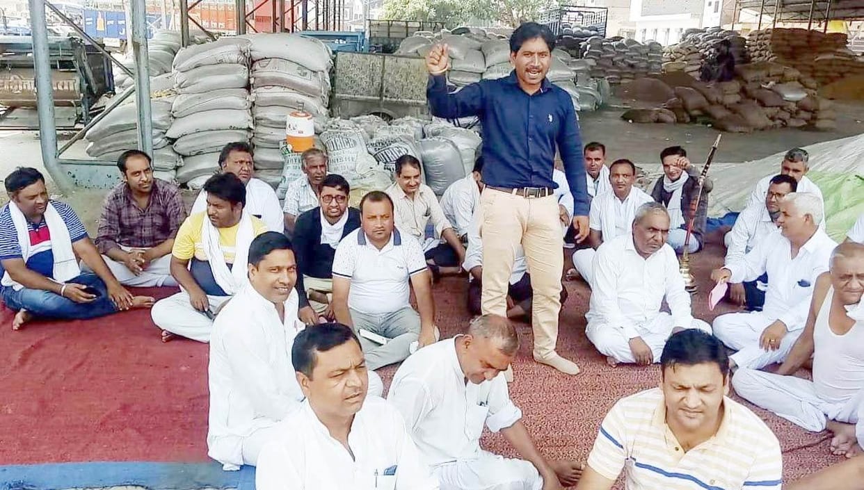 Farmer and businessman protest today against agriculture ordinance