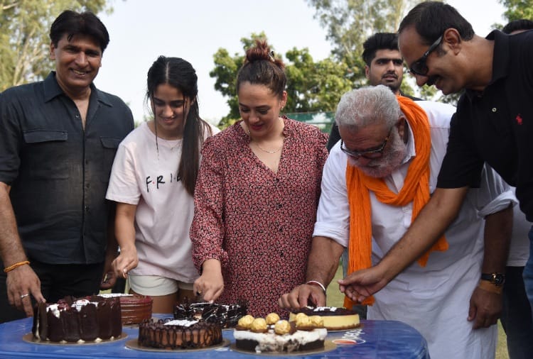 Sixer King Yuvi completes 13 years of record for six consecutive sixes; family celebrates by cutting cake