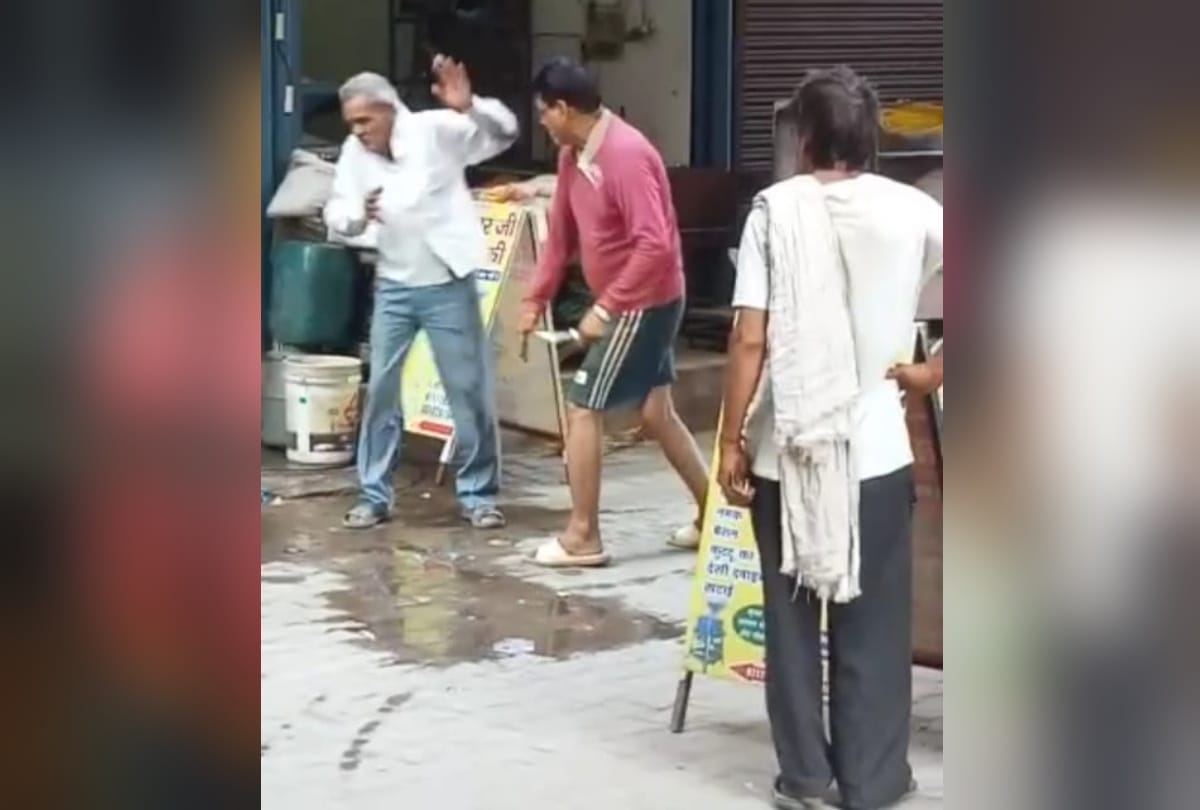 Ghaziabad old man asked his 600 rupees back then man first slapped him beat with iron rod after that