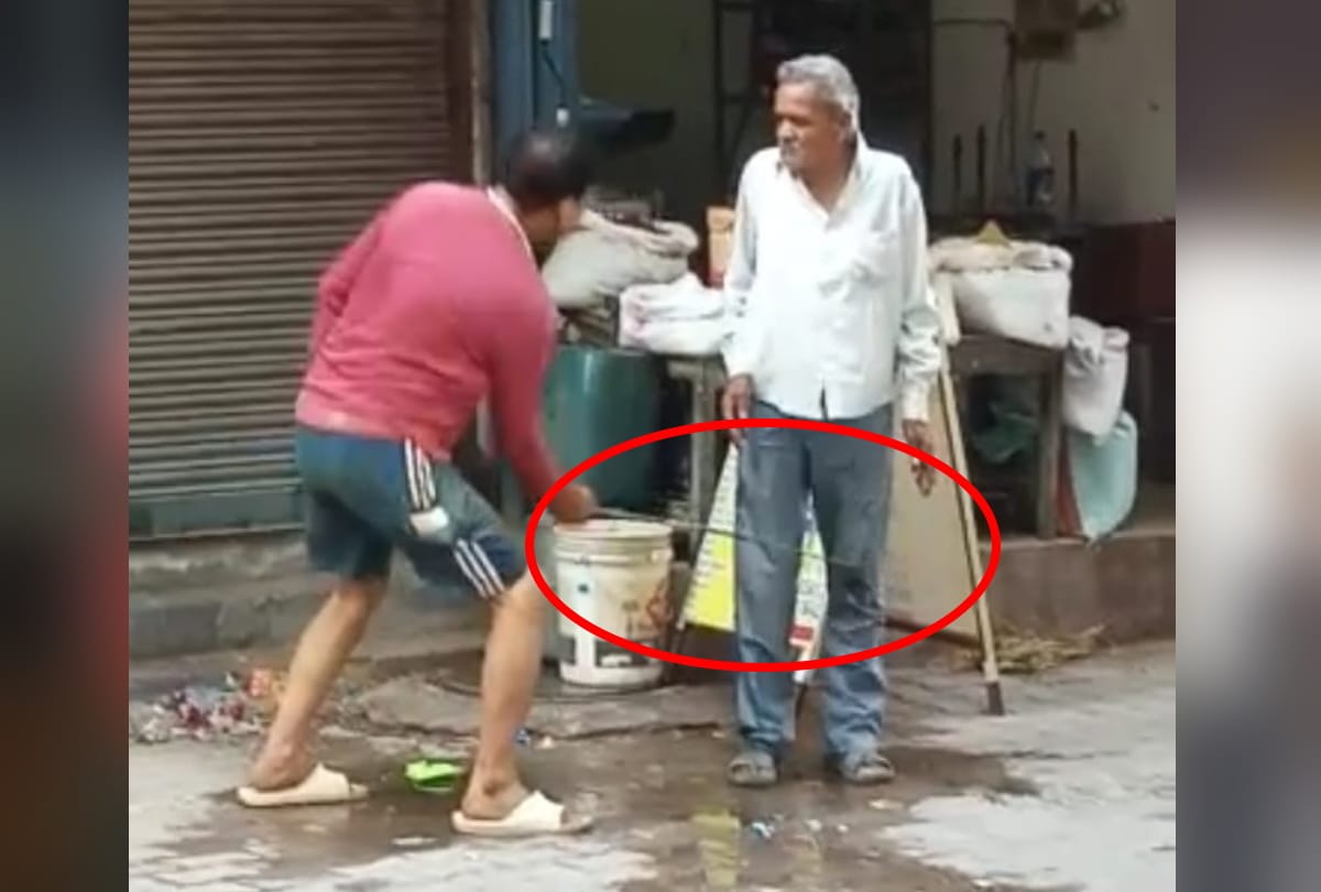 Ghaziabad old man asked his 600 rupees back then man first slapped him beat with iron rod after that
