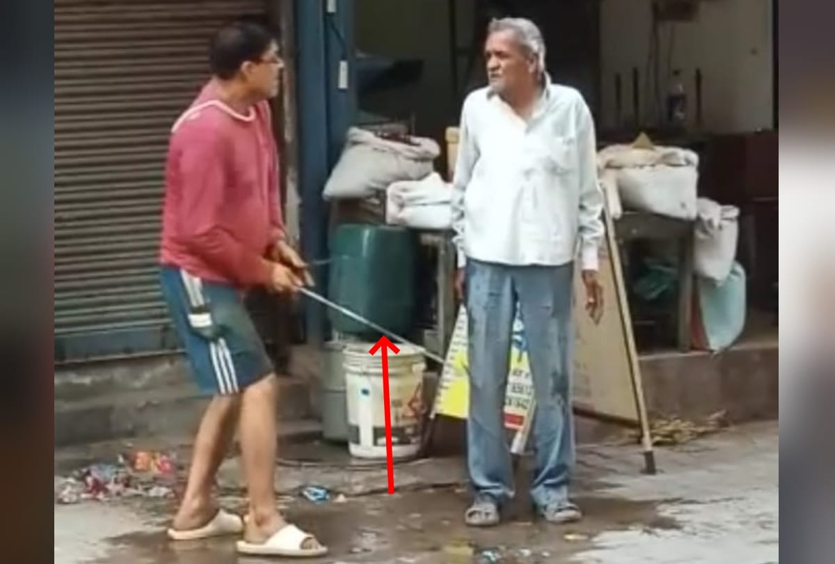 Ghaziabad old man asked his 600 rupees back then man first slapped him beat with iron rod after that