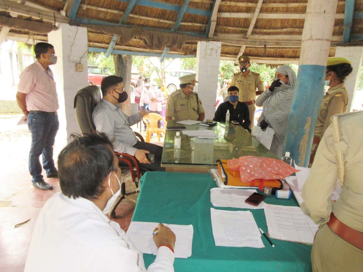 Pratapgarh: DM reached Kandhai police station, heard the problems of the victims