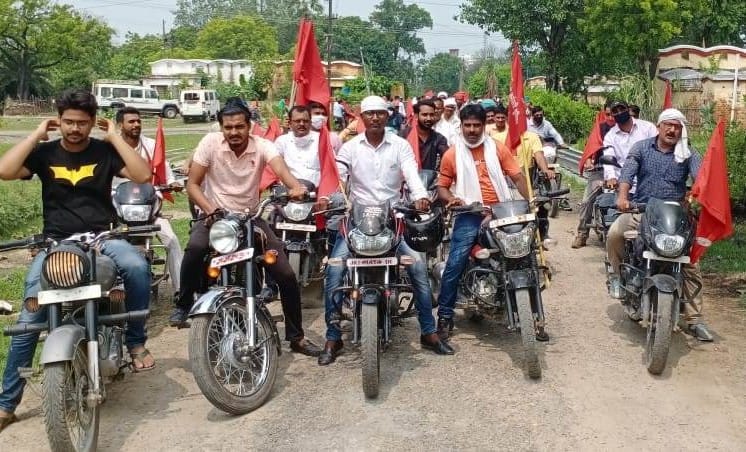 Railway workers celebrated black day to protest against privatization