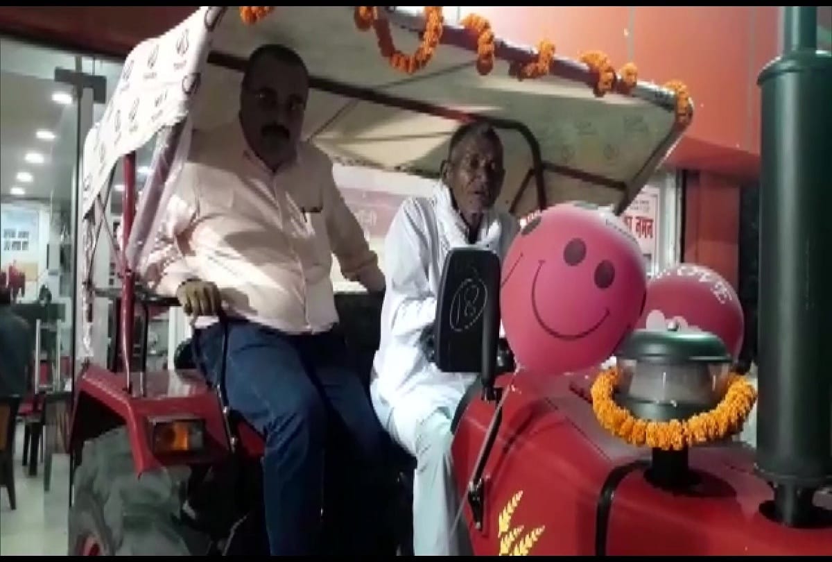 Anand Mahindra, Chairman of Mahindra Group, sent tractor to a farmer Laungi Bhuiyan digging a 3 km long canal in Bihar