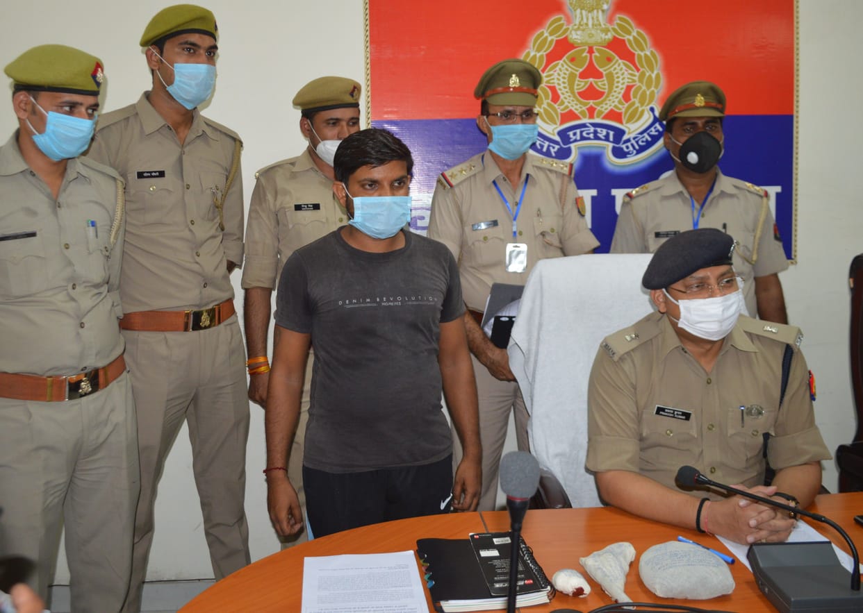 Hathras: Police arrested the miscreant with bike, pistol, intoxicating powder