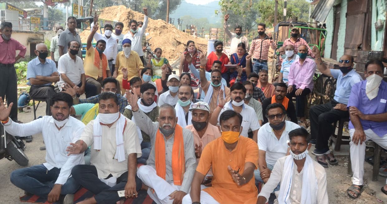 Demonstration over non-construction of ramp over railway track