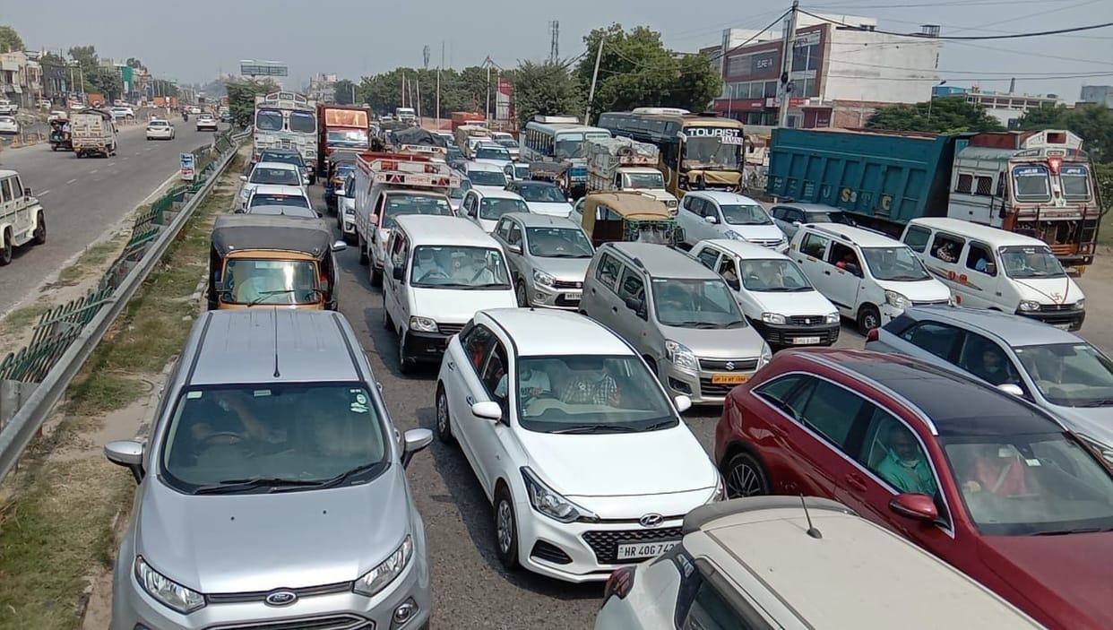 Long jam on GT road, ambulance stuck too, removed from divider.