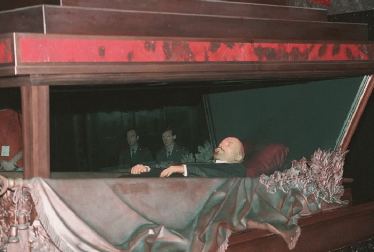lenin dead body kept in russia from past 96 years know how to care