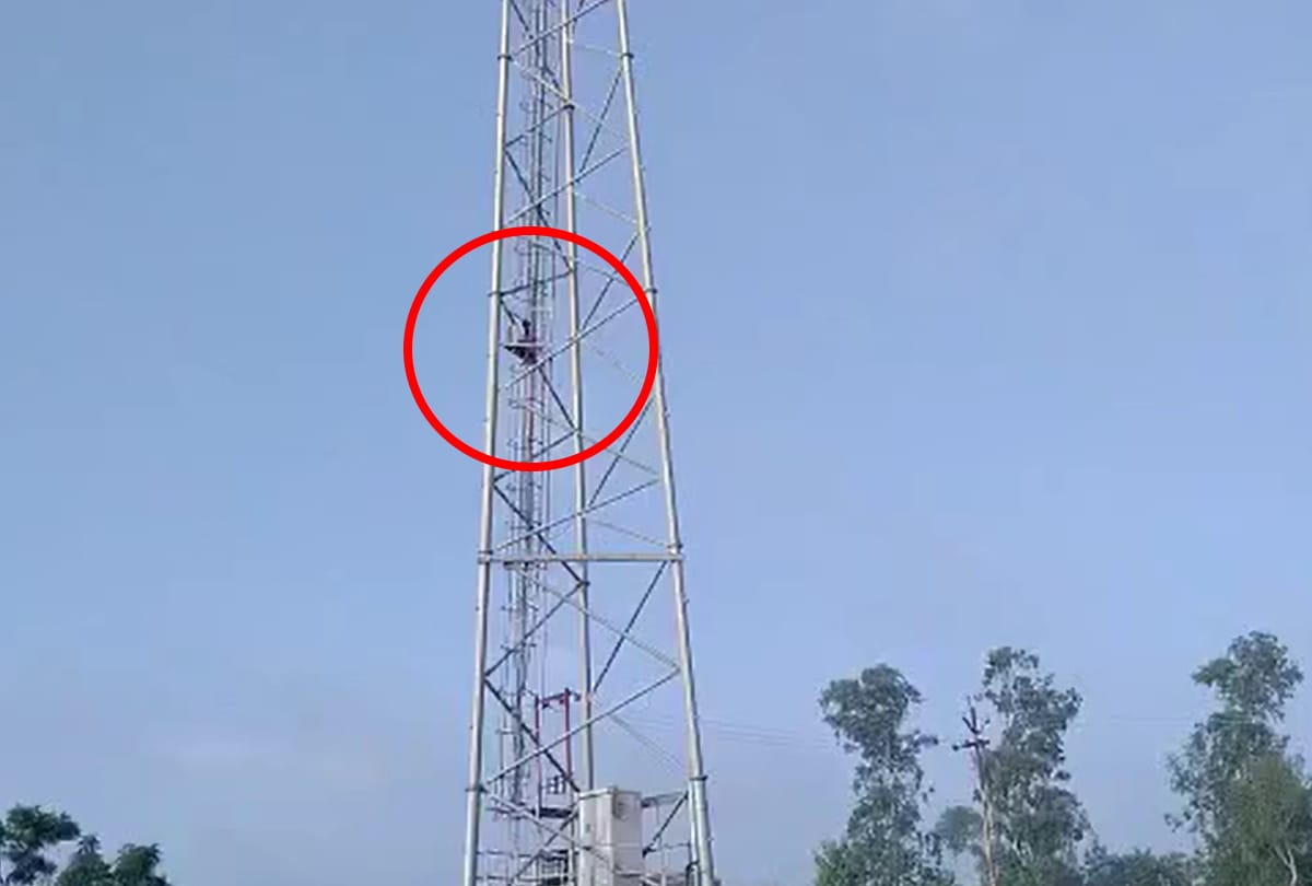 Angry with wife husband climbed mobile tower in Maharajganj