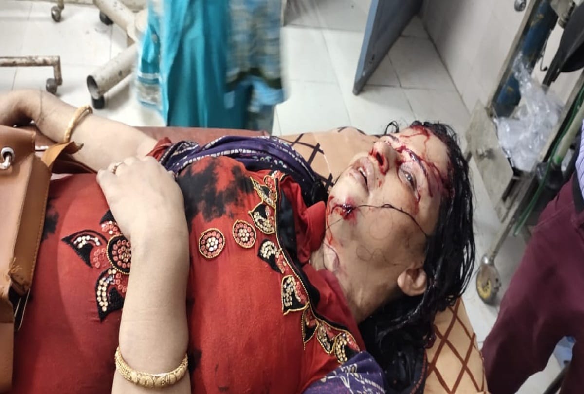Prayagraj Father and brother-in-law attack their daughter for property allahabad crime news
