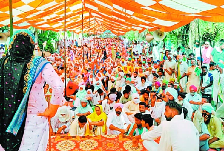 batch of teachers reached Badal village on motorcycle from Bathinda