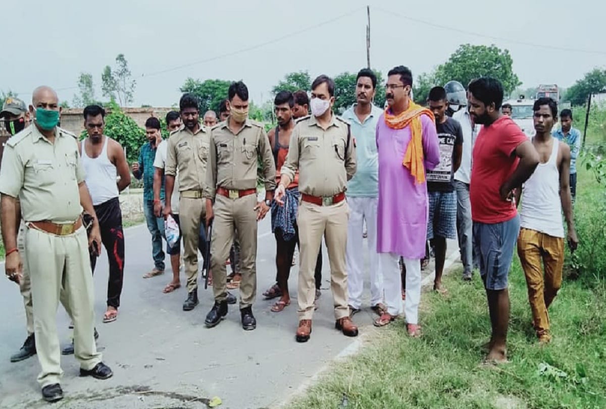 road accident in Pratapgarh two home guards died bike collision with truck Prayagraj news allahabad