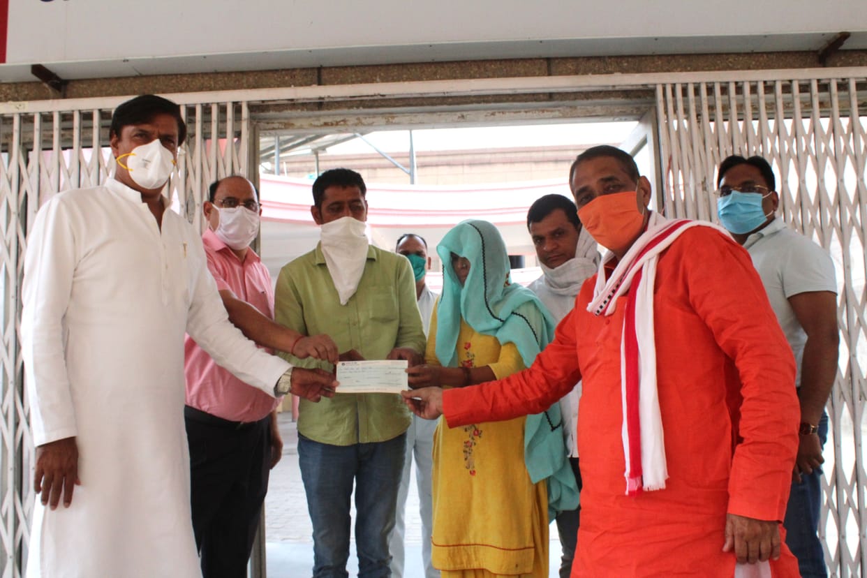 15 lakh check handed over to Sudiksha Bhati's parents