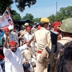 प्रदर्शन करते युवा सपाई।