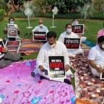 संसद परिसर में धरना देते विपक्षी सांसद