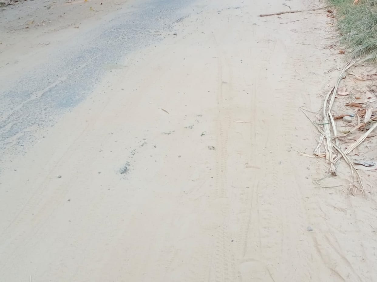 Wajidpur Qawwali road broken, now even difficult to walk