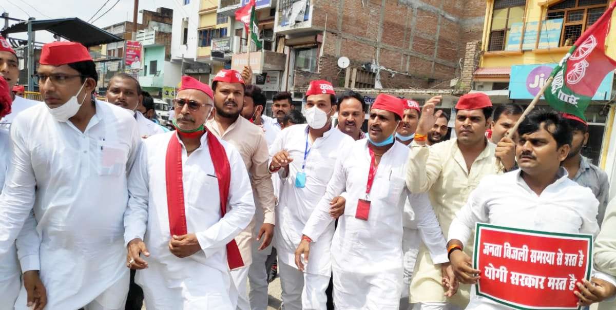 Spouses protested against the wrong policies of BJP government in Mahoba