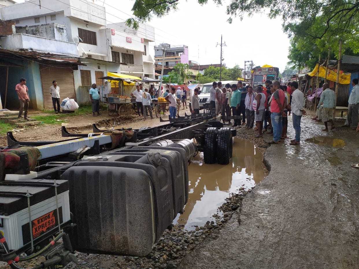 National highway jammed due to trailer getting stuck in pit