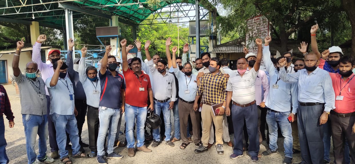 Electricity workers demonstrated against privatization
