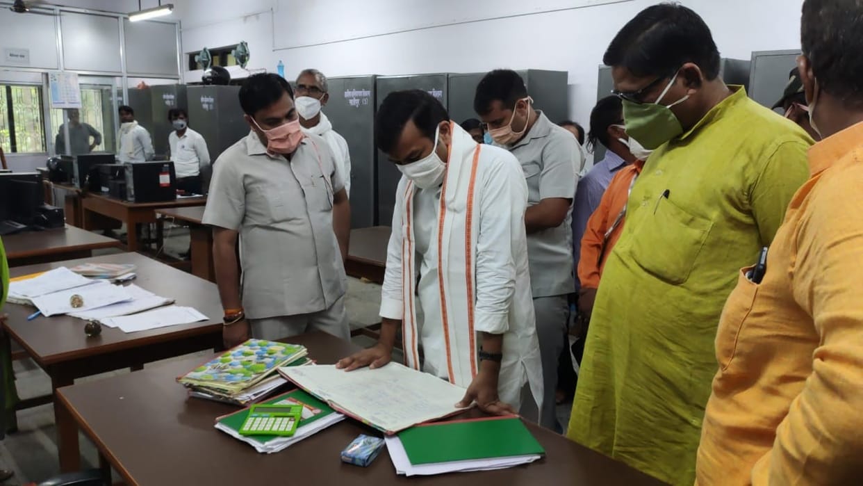 Minister in charge of Vikas Bhawan threatens, reprimand on dirt