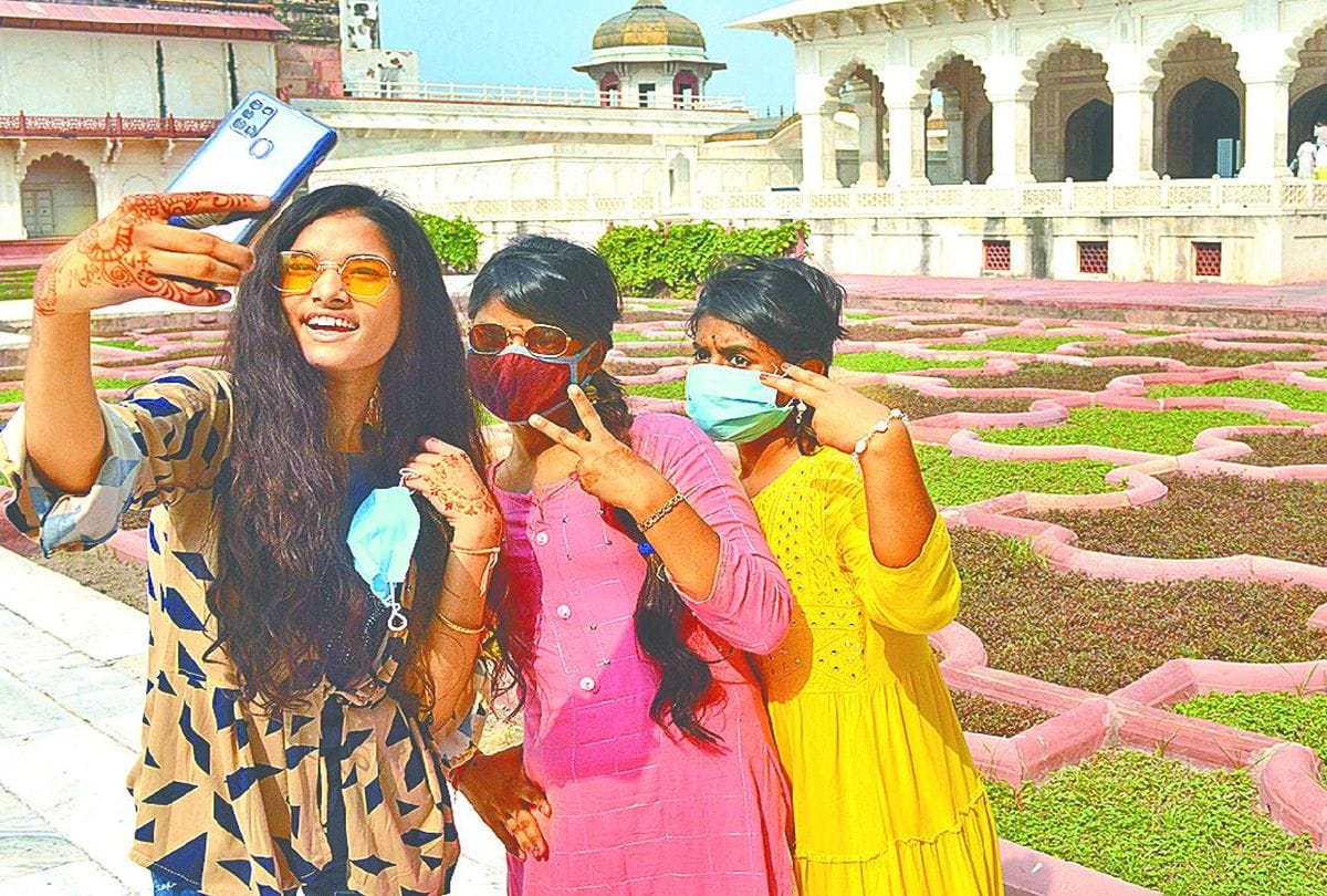 No Locker Starts At Agra Fort Due To Corona Virus Infection