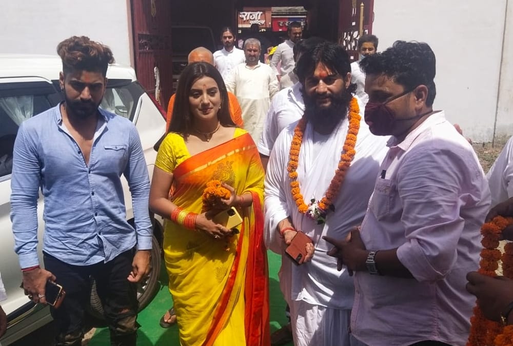 Bhojpuri actress Akshra Singh visits Ayodhya.