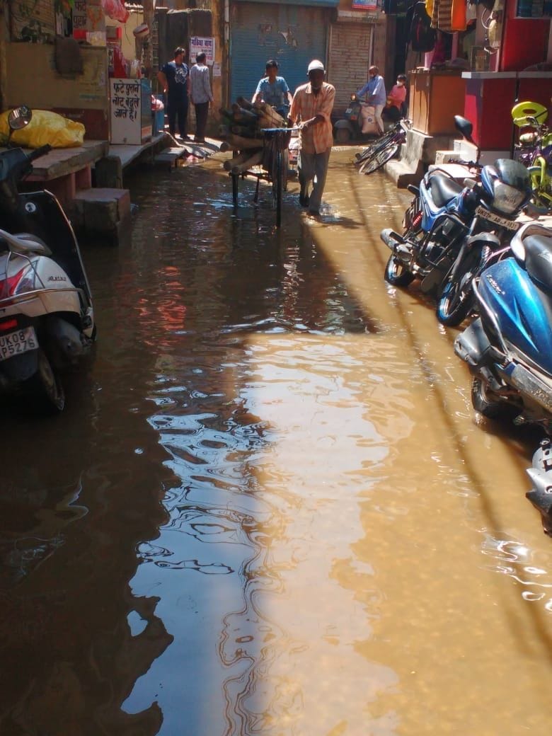 Trouble filling the sewer's dirty water in the market due to Line Chowk